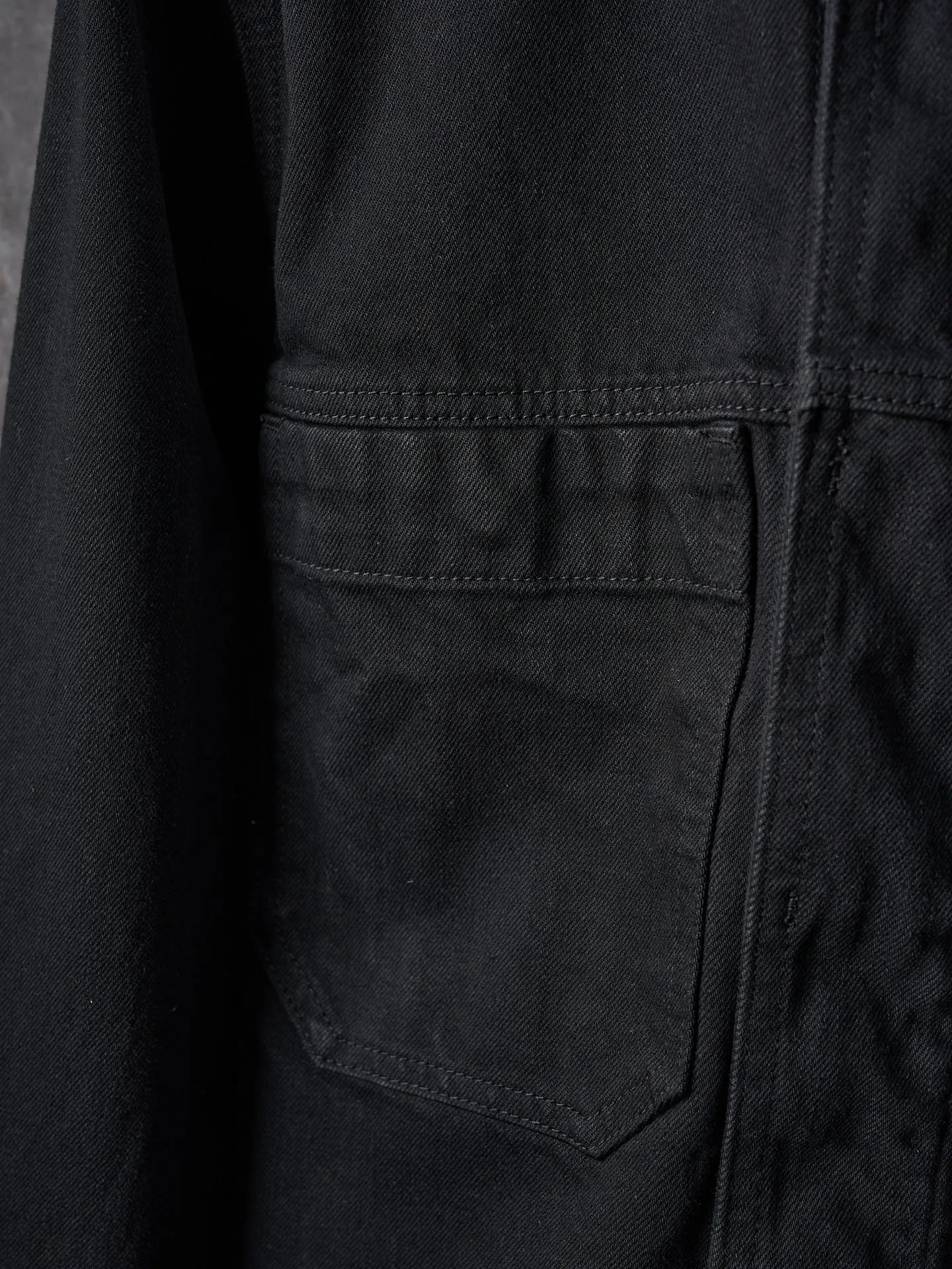 P510 Actual auction] Stonesland/Stone Island badge denim jacket [Ready stock] S M L Simple lines outline a neat silhouette and outline a casual and free style. The workwear gene is infused with luxury DNA. Simple charm and versatile charm. Imported machine embroidery technology is used. Advanced computer control system and precision mechanical parts are used to realize the Stonesland badge embroidery operation with high precision. The lines are smooth and delicate. The whole garment is washed with Zhongxiao. Use a special solution to remove stains and slight fading. Then use a strong washing method to fade the color and make it more uniform. The whole piece of clothing is stitched together using a clip-on machine. The clip-on machine can control the distance between the two needles by changing the needle position, achieving seamless splicing, smoothness, neatness, and a loose fit.
